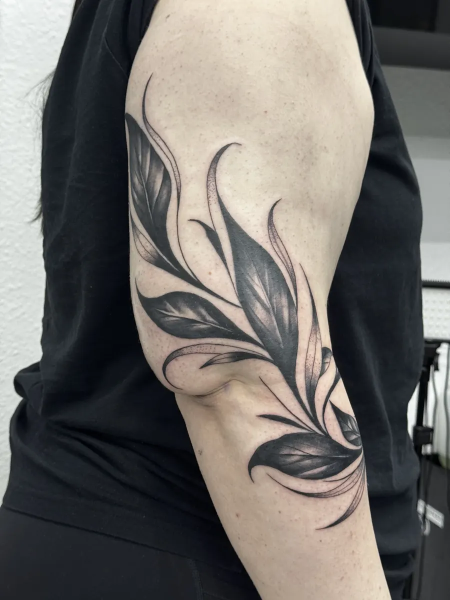 Botanisches Blätter-Tattoo am Arm – Line Tattoo Heilbronn