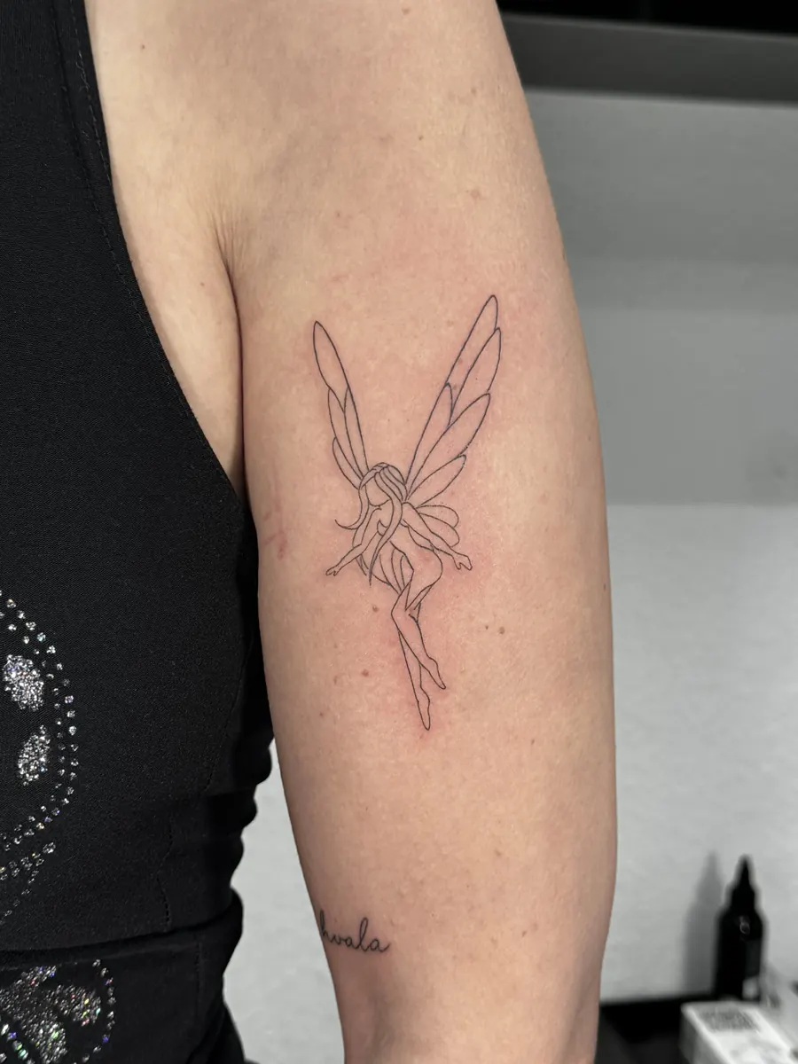 Feen-Tattoo mit feinen Linien – Line Tattoo Heilbronn